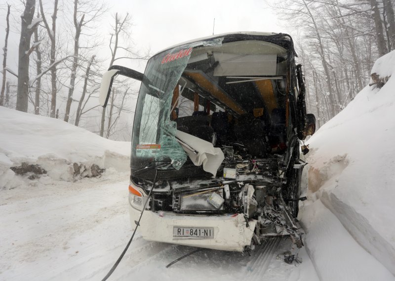 Epilog teškog sudara autobusa i kamiona: Jedan vozač na intenzivnoj, troje putnika na odjelu