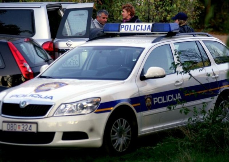 Oteli ga, strpali u auto i izudarali