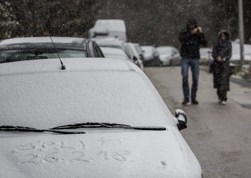 Snijeg stigao i u Dalmaciju, pahulje nakon 25 godina zabijelile i Vela Luku
