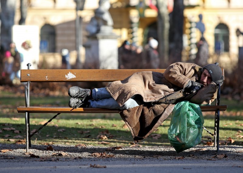 Hrvatski crveni križ osigurao kape, rukavice i šalove za beskućnike