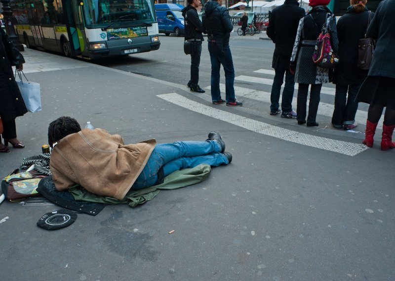 Policija u Bruxellesu privodi beskućnike koji odbijaju potražiti spas od hladnoće u skloništima