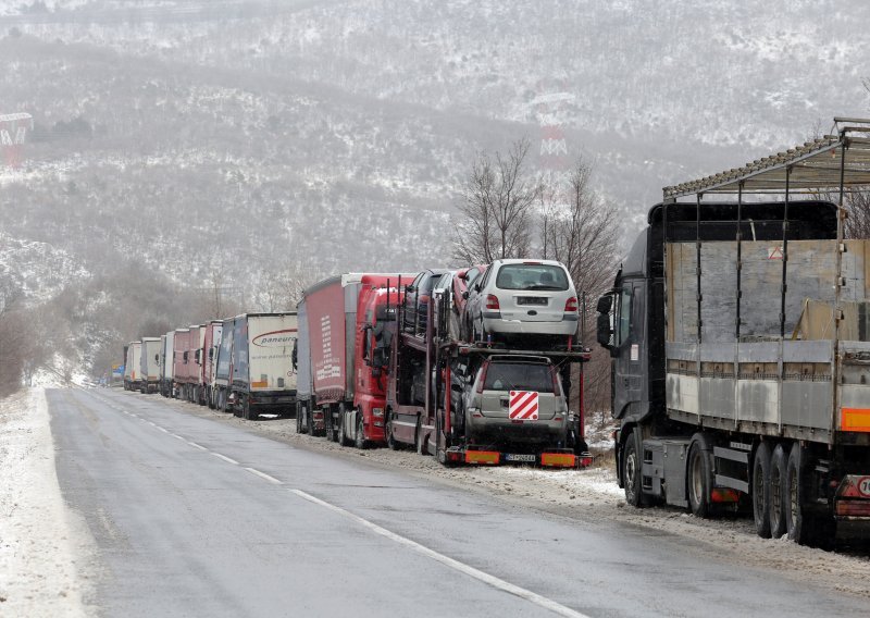 Kamioni već četiri dana prisilno stoje, vozači se smrzavaju, a Udruga traži odgovorne