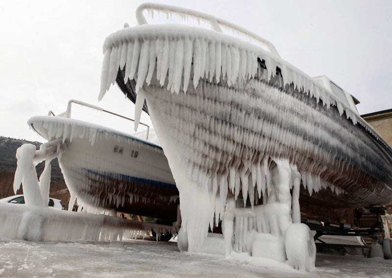 Pogledajte nestvarne prizore 'smrznutih' brodica na Jadranu