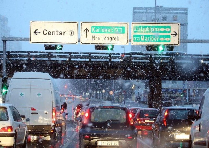 U prometu i dalje otežano, ove ceste trebate izbjegavati