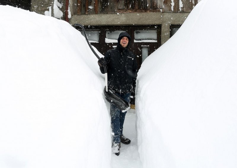 Pogledajte kako izgleda kad se na Delnice sruči rekordnih 182 cm snijega