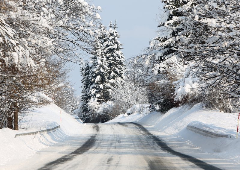 HAK: Zbog snijega i poledice otežano se prometuje u cijeloj zemlji