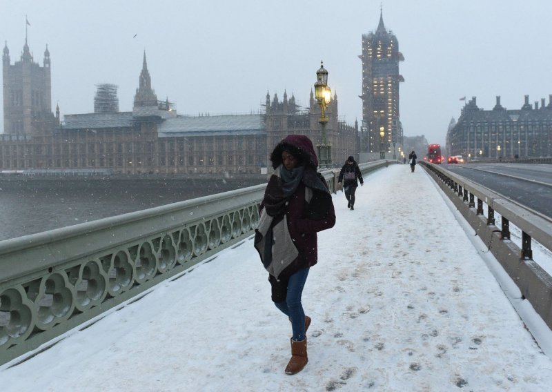 Snijeg zatrpao Britaniju i Irsku, škole su zatvorene, a vozači zarobljeni na cestama
