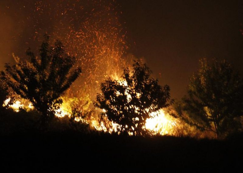 I dalje bukti požar kod Splita, ozlijeđen vatrogasac
