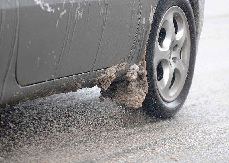 Ledena kiša i poledica stvaraju probleme, kasne i autobusne linije u Zagrebu