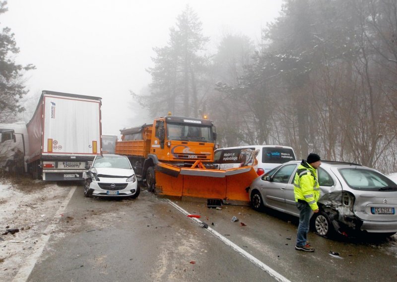 Nevjerojatna nesreća: sudarili se dva kamiona, cisterna, ralica i nekoliko automobila