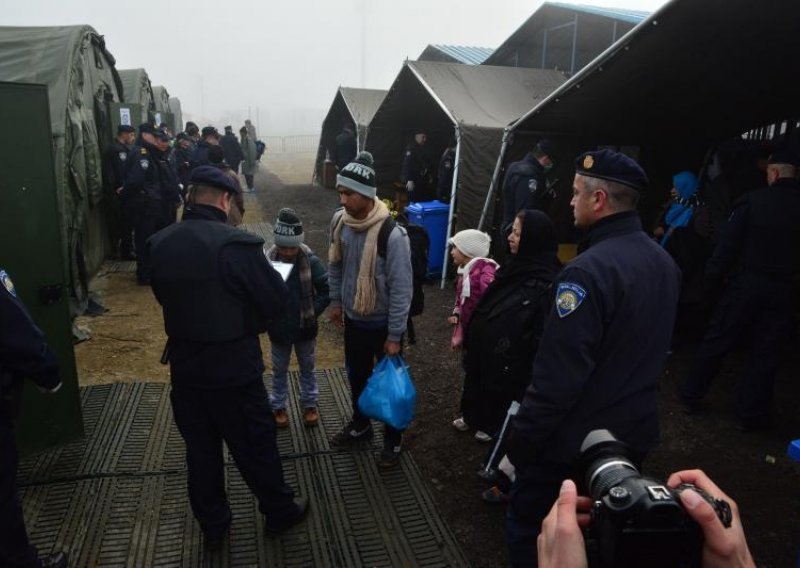 Kontinuirani dolazak migranata, od ponoći ušlo oko 2000 osoba