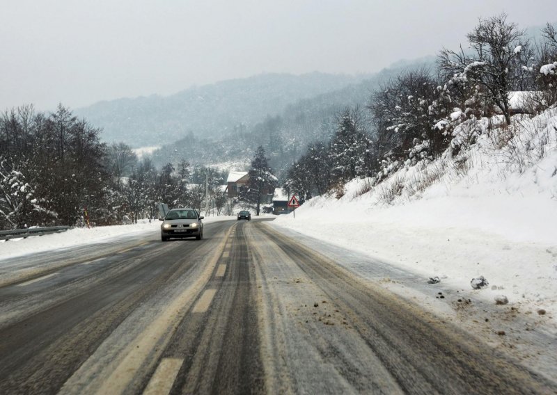 Snijeg, probijeni nasipi i voda na cesti znatno otežavaju promet