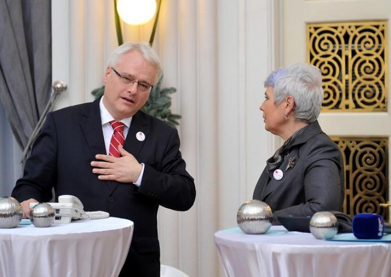 Josipović i Kosor prepiru se i oko protokolarnog potpisa