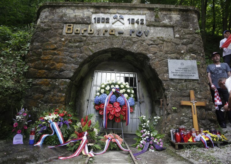 Huda jama postaje memorijalni centar