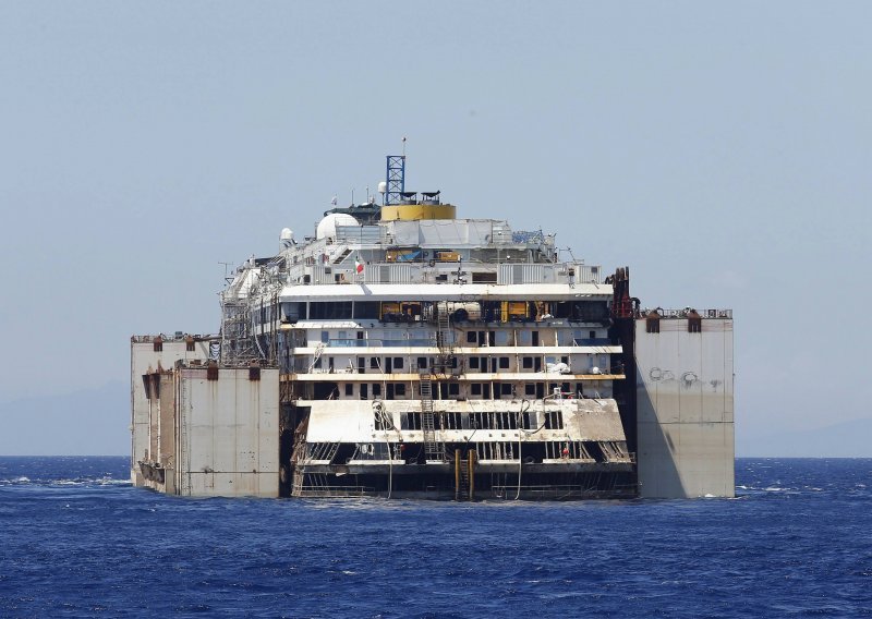 Costa Concordia plovi četiri kilometra na sat