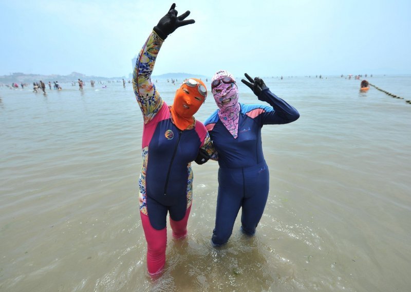 Ovo je zbilja bizarno: Kinezi na plažu furaju bikinije za glavu