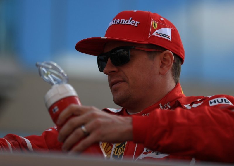 Kimi Raikkonen mrtav pijan na dodjeli nagrada; jedva je stajao na nogama...