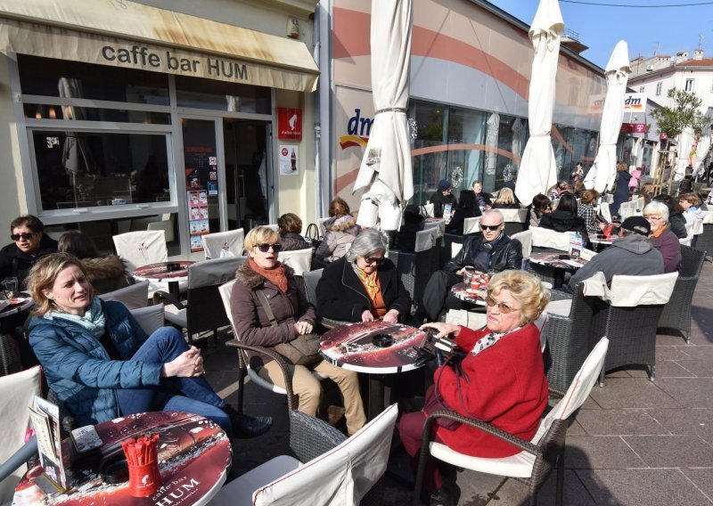 Sunce izmamilo građane na terase kafića, pogledajte uživanciju u Splitu, Dubrovniku, Puli i Zagrebu