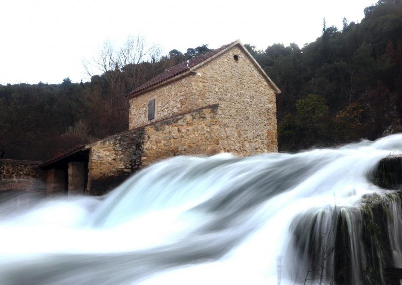 Pogledajte čarobno jutro u NP Krka i igru kapljica vode