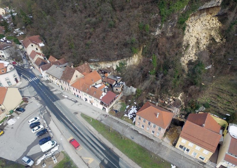 Komad stijene odlomio se u središtu Hrvatske Kostajnice, novi odroni prijete kućama
