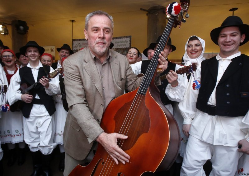 Dobro raspoložen gradonačelnik Milan Bandić zapjevao s 'Kajkavcima' u Lisinskom