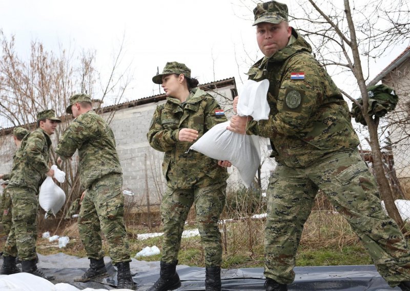 Sto vojnika anagažirano na obrani od poplava u Karlovačkoj županiji