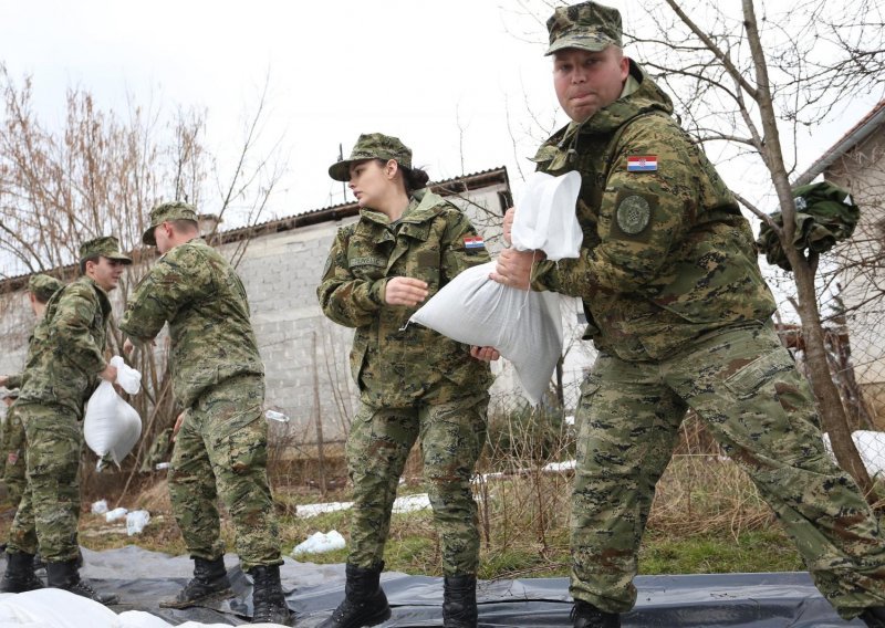 Sto vojnika anagažirano na obrani od poplava u Karlovačkoj županiji