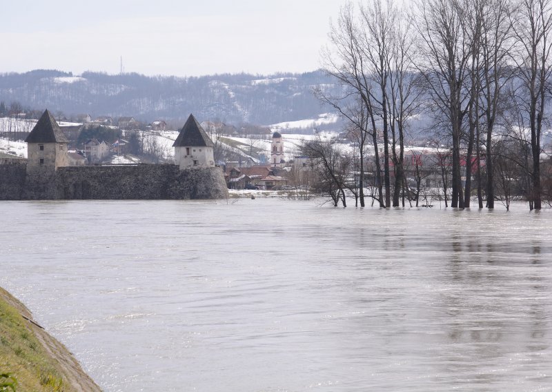 Hrvatska Kostajnica na mukama: Nabujala Una došla do kuća, cesta zatvorena, odroni još prijete