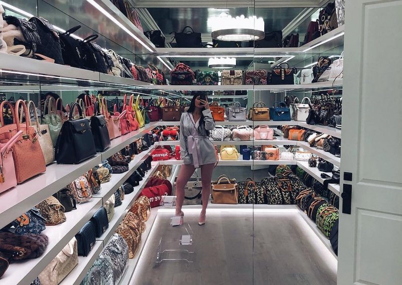 Kylie Jenner otvorila vrata svog luksuznog ormara i pokazala multimilijunsku kolekciju torbi