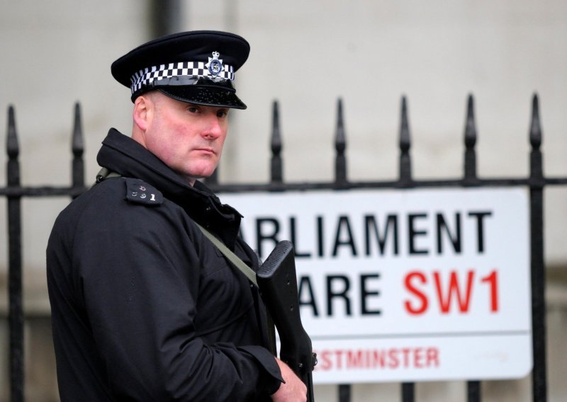 U britanskom parlamentu pronađena sumnjiva supstanca, dvoje prebačeno u bolnicu