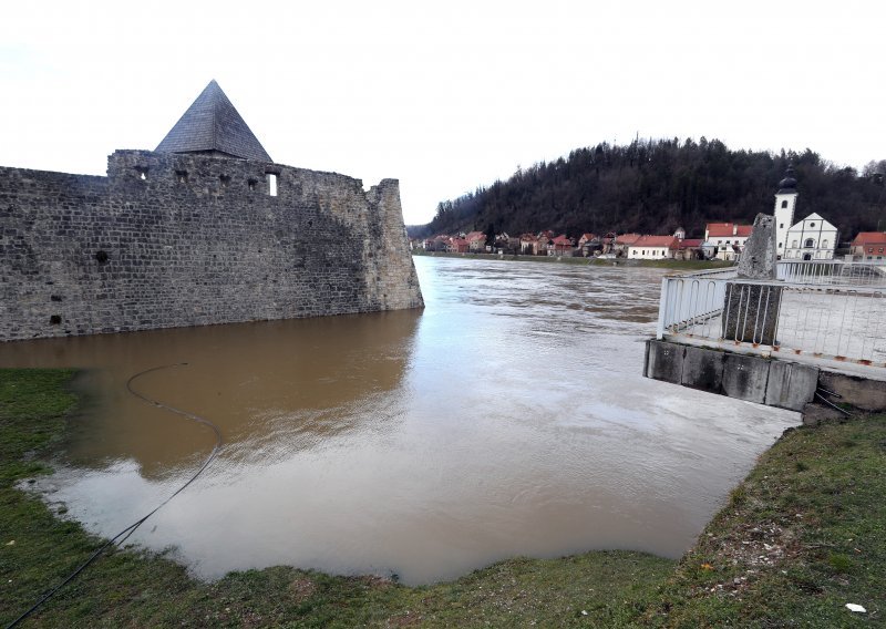 Una raste tri centimetra na sat, Kostajnici prijeti proglašenje izvanrednog stanja