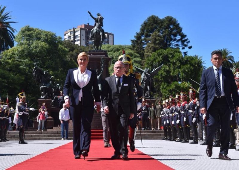 Grabar Kitarović se sastala s argentinskim kolegom i poklonila mu nogometni dres