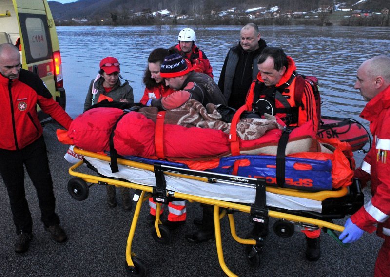 Pogledajte HGSS-ovu akciju prebacivanja nemoćne starice preko vode u odsječenom selu