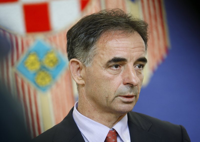 Pupovac s reketom kod Stankovića