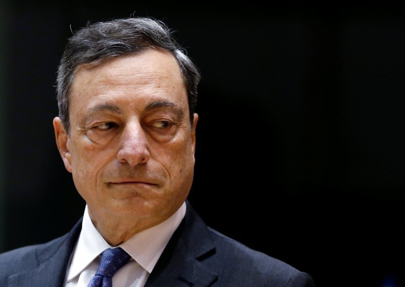 ECB povisio procjene rasta, nastavlja s poticajnim mjerama