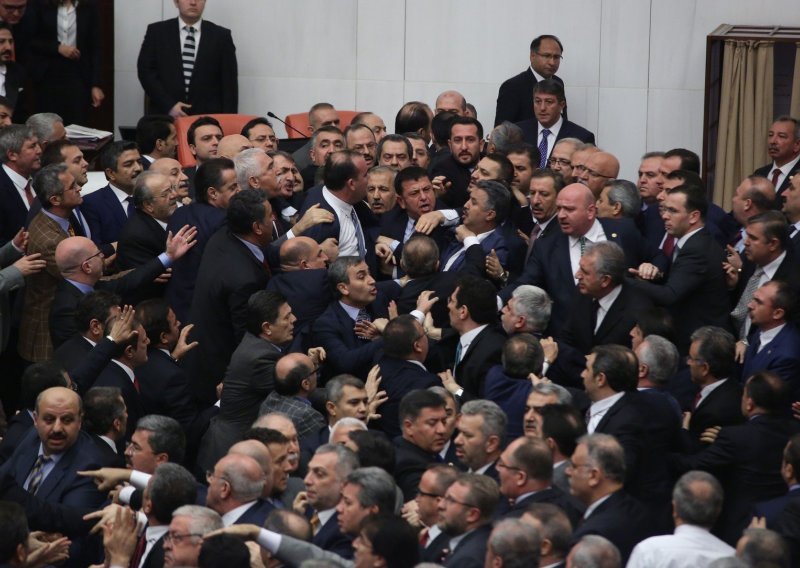 U turskom parlament izbila tučnjava nakon usvajanja izmjena izbornog zakona