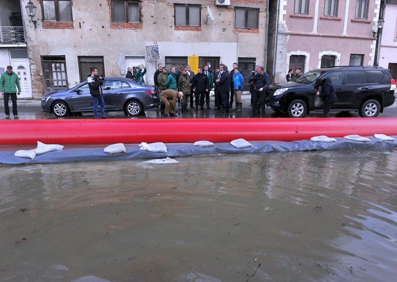 Kostajnica se od poplave brani i cijevima napunjenim vodom