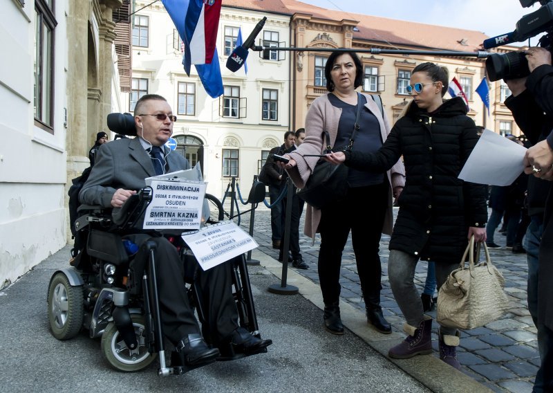 Murganić obećala invalidu pred Banskim dvorima rješavanje njegova problema