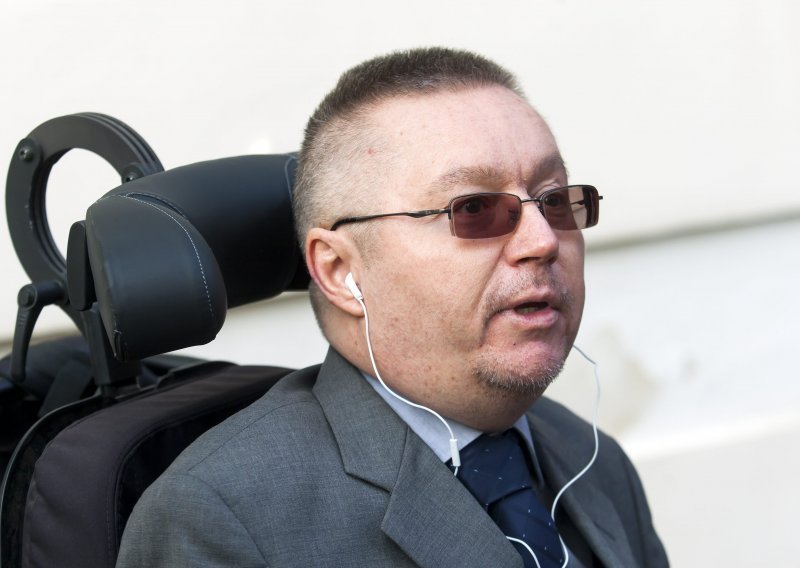 Kujundžić i Murganić nakon Vladine sjednice primili prosvjednika u invalidskim kolicima
