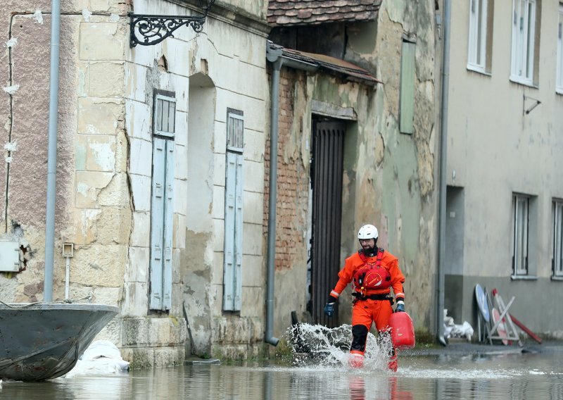 Pukotine na školama u Hrvatskoj Kostajnici, učenici evakuirani