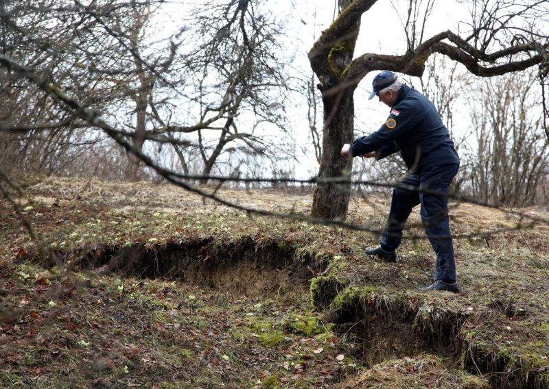 Klizište prijeti mjestu kod Petrinje, gradonačelnik pozvao na blokadu cesta da se riješi uzrok problema