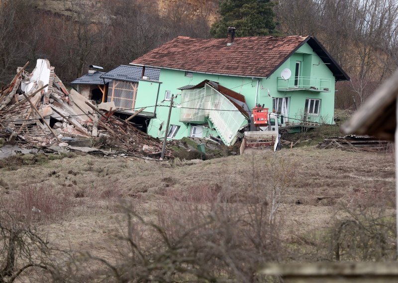 Crveni križ: Nemojte više donirati odjeću i hranu stradalima u Hrvatskoj Kostajnici