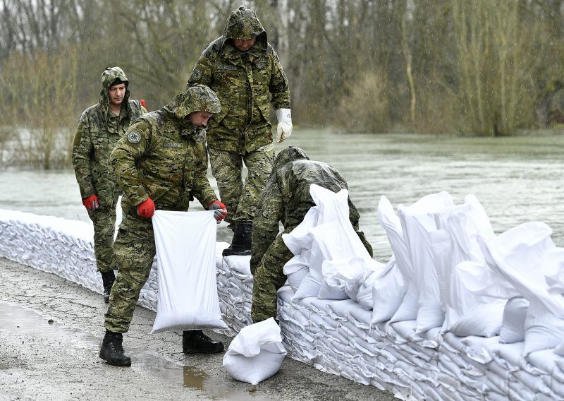 Pogledajte kako Hrvatska vojska zečjim nasipima brani mjesta kod Jasenovca