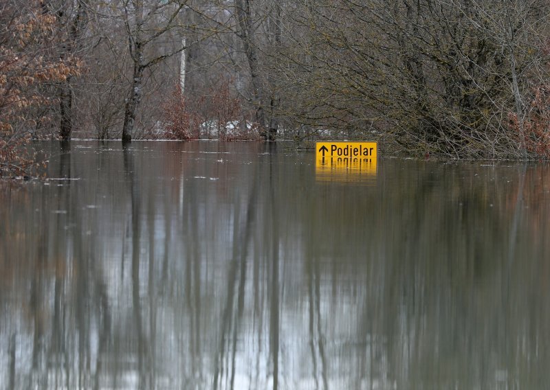 U Kosinjskoj dolini vodostaj Like stagnira, poplavljeno 50 kuća