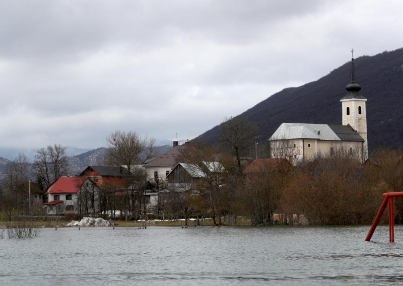 Vodostaj Une opet raste, u Kosinjskoj dolini voda prodrla u kuće