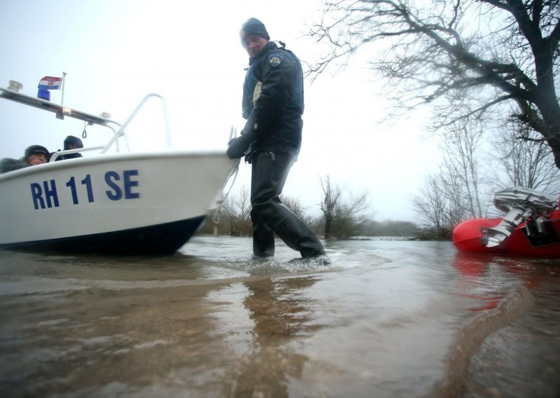 Izvanredno stanje: Sava je oborila rekord iz 1970., na terenu 180 vojnika i amfibija