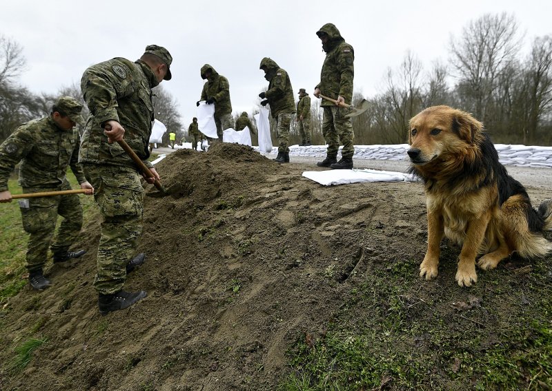 Vojska u akciji obrane od poplave kod Jasenovca, nasipi zasad drže