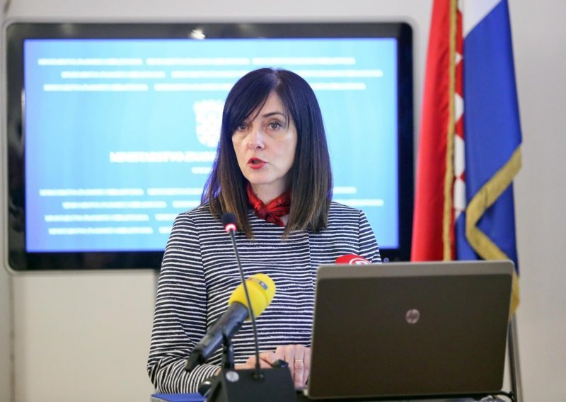 Ministrica Divjak na slatkim mukama: Opća pomama za 'Školu za život'