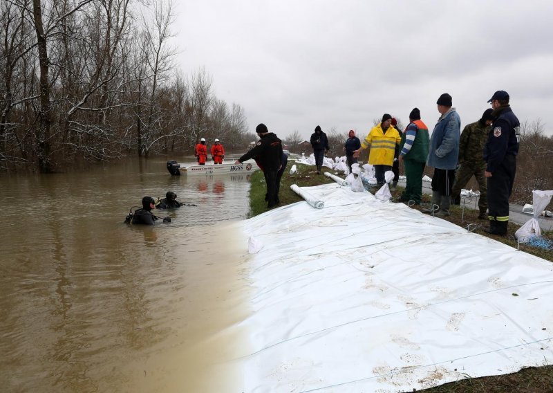 Sava kod Jasenovca dosegla 928 centimetara, borbe s poplavama se nastavljaju