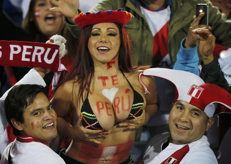 Dvije atraktivne navijačice Perua u centru pažnje!